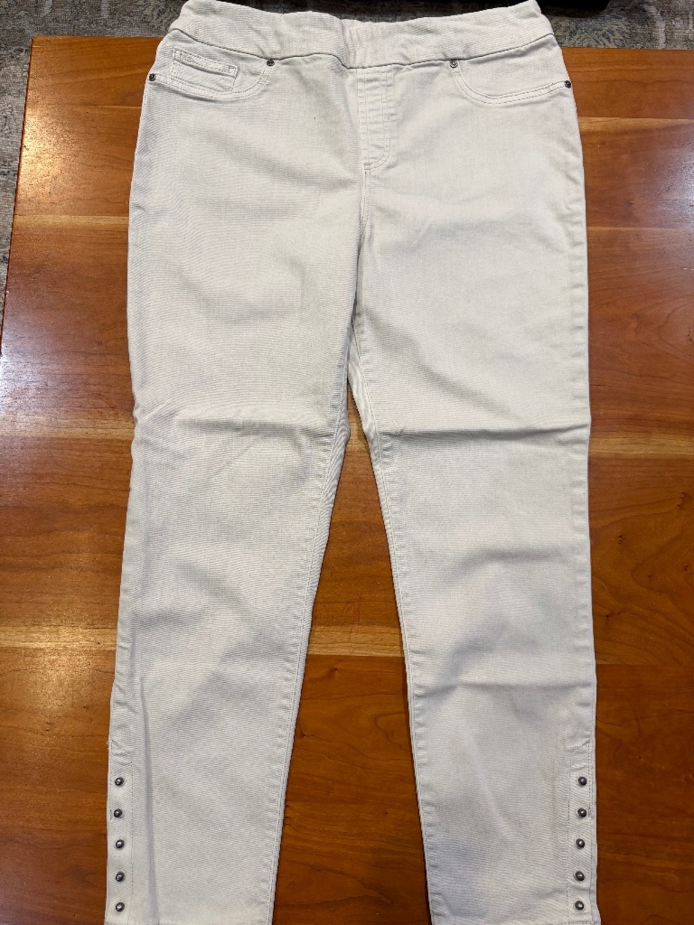 CHICOS OFF WHITE PULL ON JEGGING ANKLE PANTS